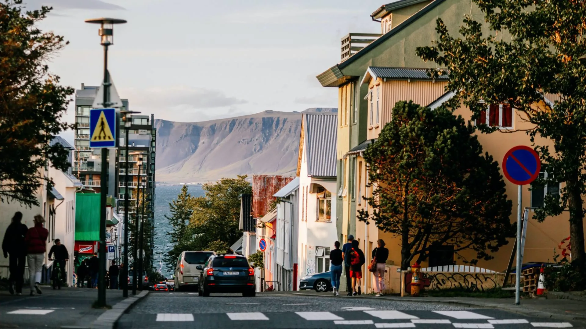 Reykjavík, gata og fjall í bakgrunni